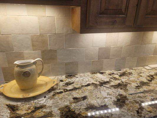 Beautiful full backslash tile in the showroom. This is what I ordered.