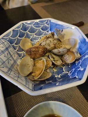 Steamed clams in butter sauce