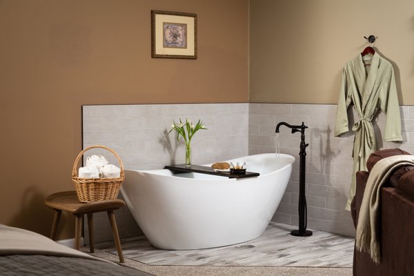 Elegant double slipper tubs in the La Maisonneuve Suites.