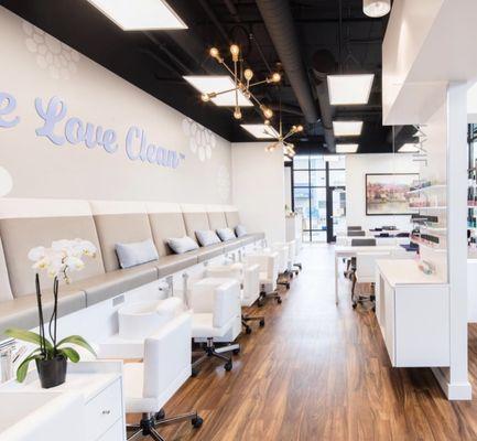 Super clean modern manicure and pedicures in Tampa Heights