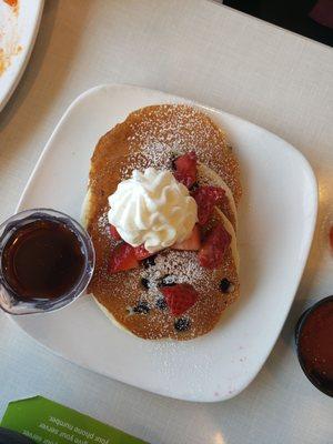 Mini-pancakes with berries.