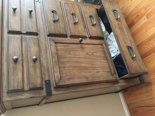 Chest of drawers with defection drawer that continuously falls.