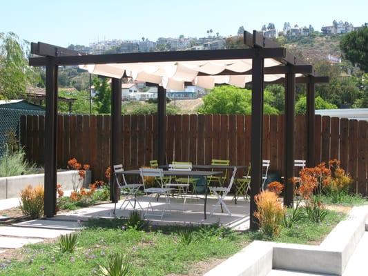 Pergola with retractable awnigs