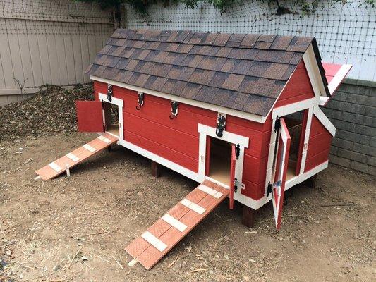 Chicken coop 8 ft wide x 4 ft deep x 5 ft hight contact  661 4963654