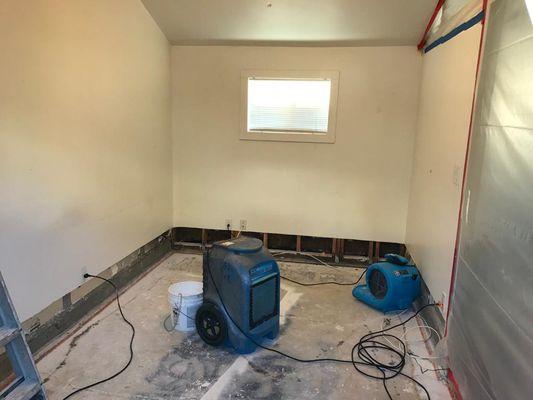 Inside the containment. The air mover pointed at the walls evaporates the moisture and the dehumidifier catches the vapor.