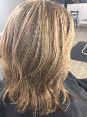 Warm highlights and lowlights with a natural wave style.