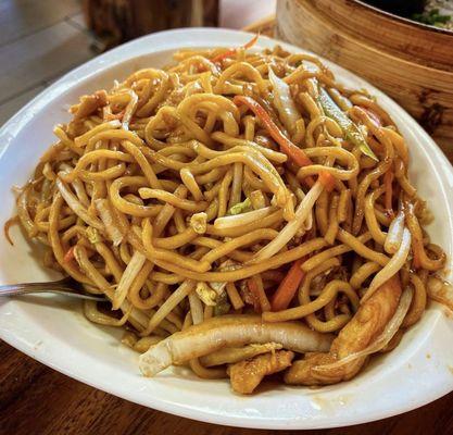 Fresh and hot chicken lo mein