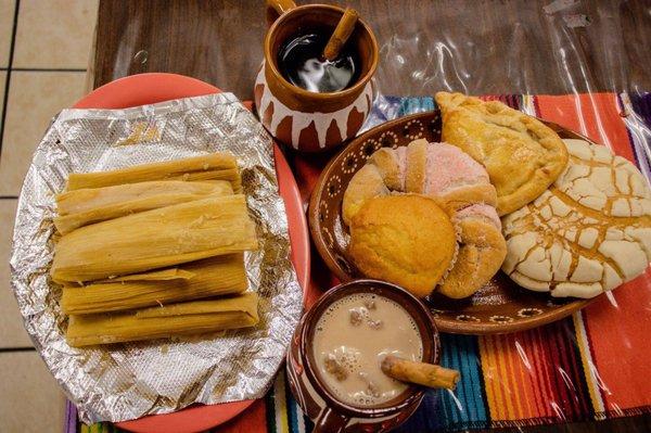 Tamales, cafe de la olla, pan dulce y champurrado!!