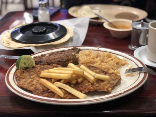 Milanese con arroz y frijoles.