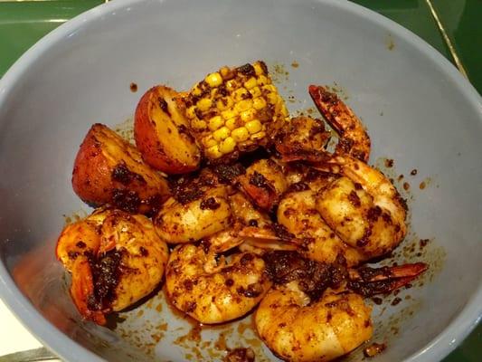 The boiled shrimp dressed in garlic butter