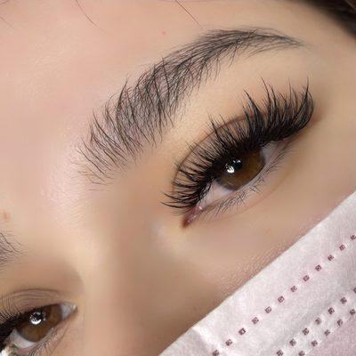 Wispy volume lashes by Jackie