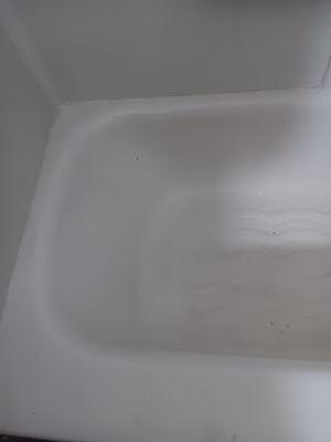 Dirty bathtub at Express in in Warrensville Hts Ohio. I just rented it.