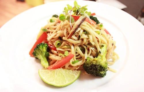 Japanese Soba Noodles w/ Broccoli + Shitake Mushroom+ Bell Peppers in Garlic Basil Sauce www.RawYouth.org