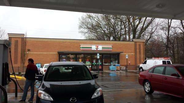 7 Eleven very near the airport