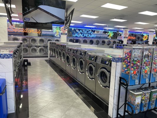 Plenty room for the customers to do their laundry