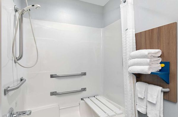 Guest room bath (accessible)