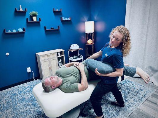 Our specialized stretch technique, Fascia Stretch Therapy (FST), is highly sought after for its therapeutic results.