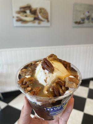 Turtle - vanilla custard, hot fudge, caramel, pecans