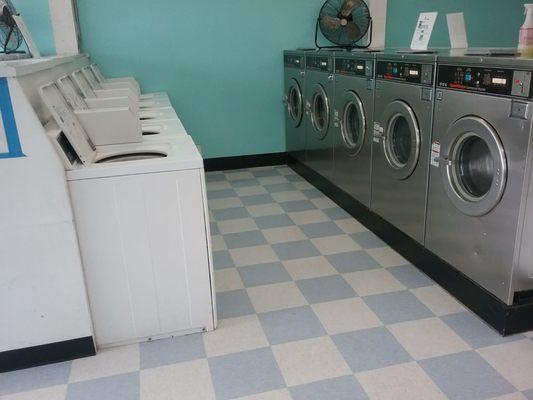 Lots of small washers and triple load washers.  Good prices!  Very clean.