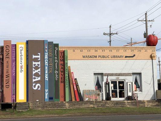 12/16/18 Sunday morning Exterior. Love it! Look at the books, ruler, pencil piercing the rooftop apple! The town of Waskom is cool like this