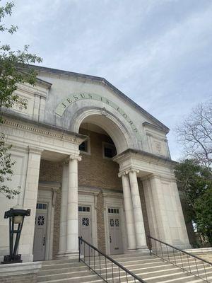 The entrance to Magnolia Christian Church