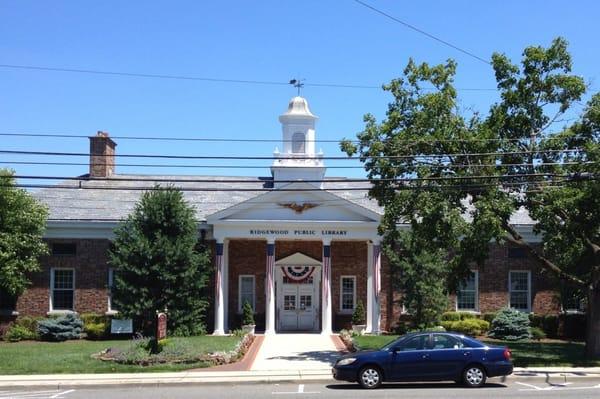 Front entrance of Ridgewood Library