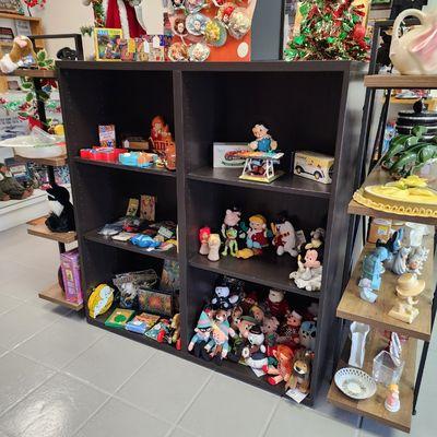 Vintage radios, dime store toys, holiday plushes, tin toys...