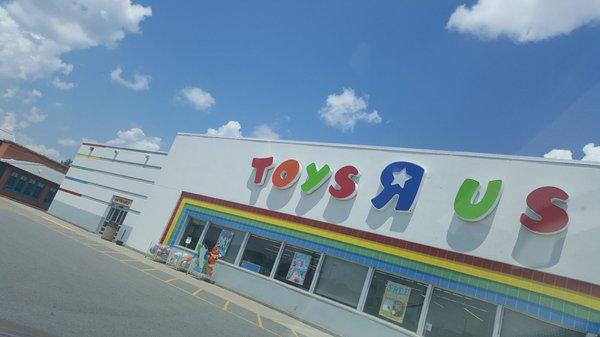 Clean parking lot, helpful staff, great prices! What more could you ask for. Thanks Toys R Us