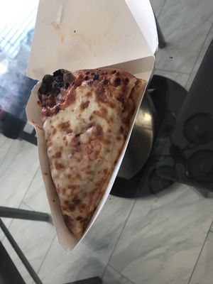 2 pizzas placed on top of each other and look at the top pizza??? Done by the rude Filipino Guy!! Lazy!