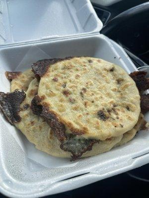 Pupusa y jalapeños  Pupusa y chicharron