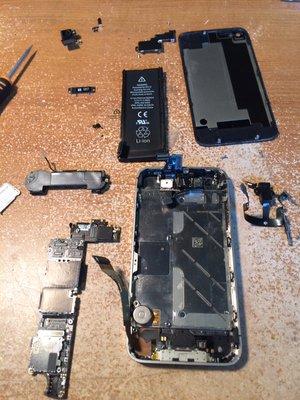 iPhone 4s completely taken apart!