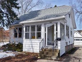 Charming 2 bedroom bungalow is conveniently located! Minutes to MATC, Capitol or UW Campus...