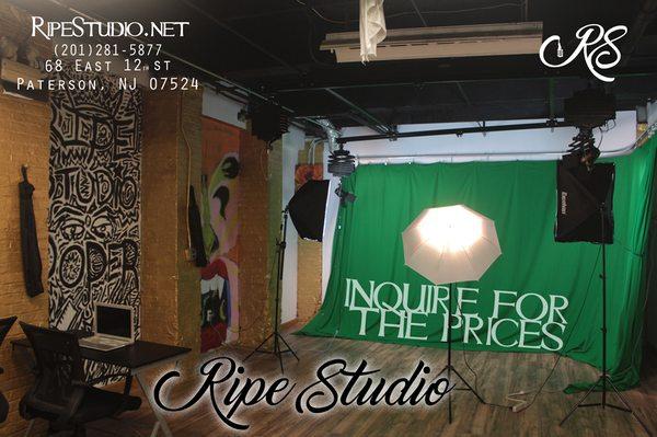 Our multi-purpose photography room is open to photoshoots, videoshoots, podcasts, vlogs, and much more!