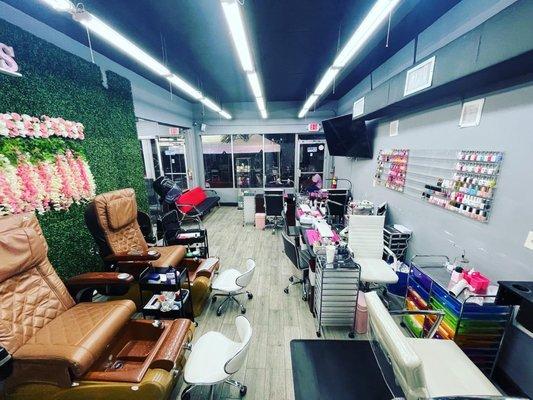 Revolution beauty nails salon