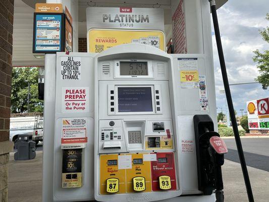 Whole pump to show no additional signage explaining the gas discount with car wash & no signage that the car wash was not working.