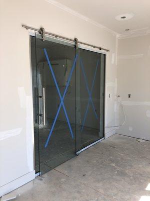 Glass barn door