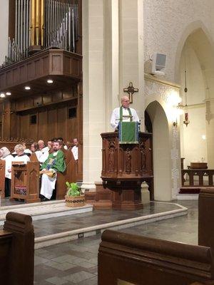 Rector Rev. Steven McKee in the pulpit.