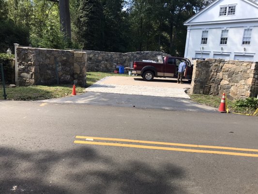 Greenwich ct . Fieldstone walls entry