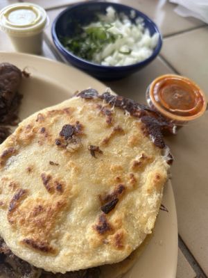 Gordita de barbacoa con frijoles y queso