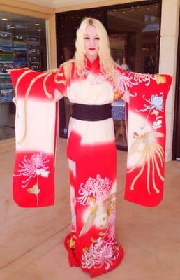 Love this beautiful red kimono. Furisode sleeves are my favorite!