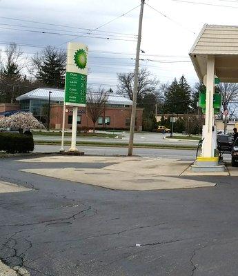 Newtown Square BP Gas Station - Deceptively high-raised concrete areas, watch out if you do not have an SUV.