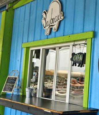 Award winning BBQ served over the counter at Fairfield Bay Marina.