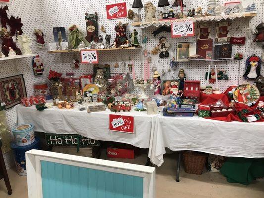 12-30-17 ... 80% vintage Christmas stuff ... get yo-self down here!