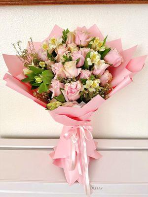 Grand Korean Elegance Bouquet 

Featuring pink garden roses, sunbath alstroemeria, and white filling flowers. A stunning, large arrange