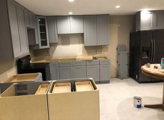 Installation of a grey shaker kitchen