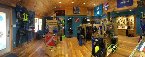 We carry dive accessories from Trident, Princeton Tech, Ikelite, SeaLife, Hollis, Pelican, and more!