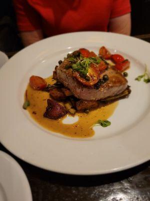 Pan-seared tuna with asparagus and roasted potatoes