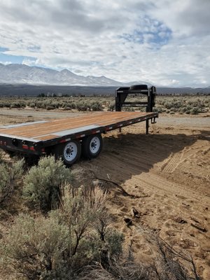 Flatbed freight trailer