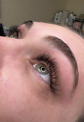 Eyebrow wax and hybrid natural look