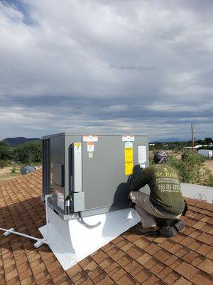 A rooftop Ruud system installed by Mr. John Air Conditioning. Rooftop systems like these provide both cooling and heating!